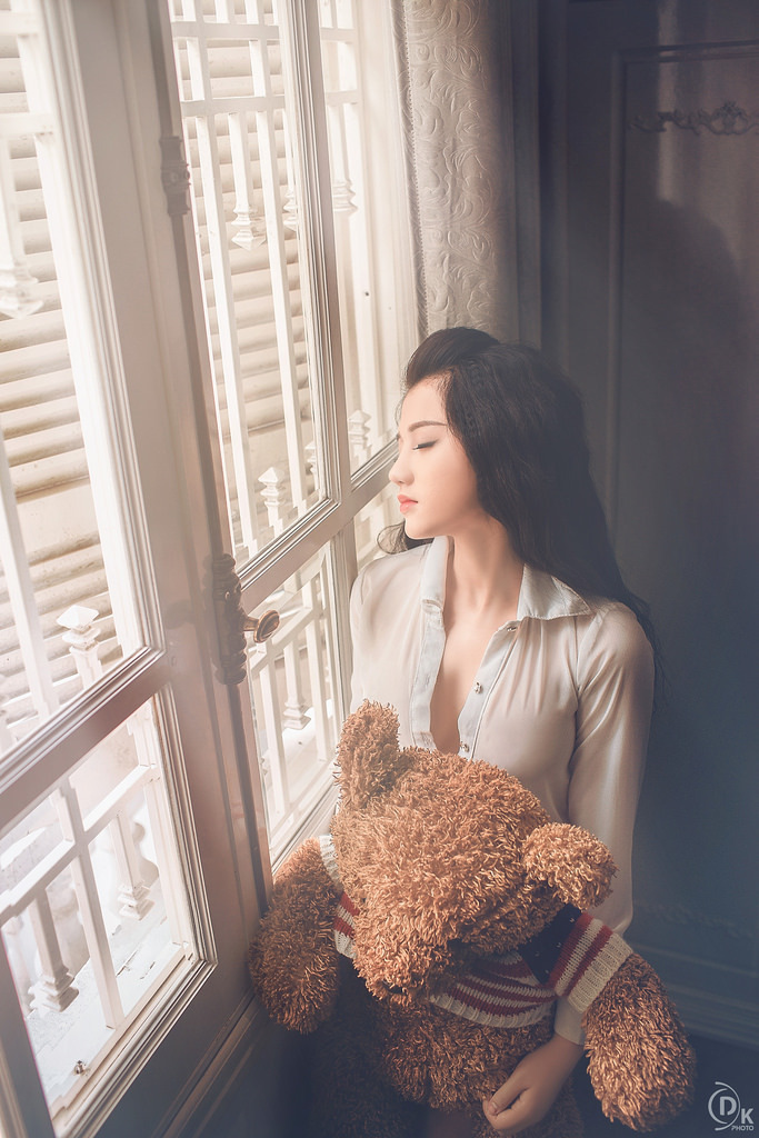 脱了她裙子摸进她的内裤亲吻